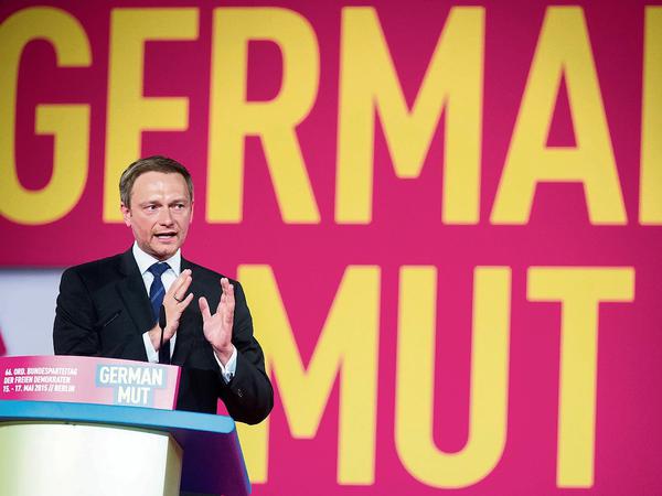 Der FDP-Bundesvorsitzende Christian Lindner spricht am 15.05.2015 beim Bundesparteitag der Freien Demokraten (FDP) in Berlin. 