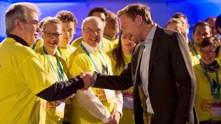 Der FDP-Bundesvorsitzende Christian Lindner begrüßt beim Bundesparteitag in Berlin Wahlhelfer.