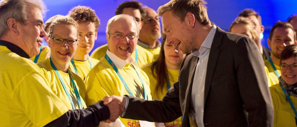 Der FDP-Bundesvorsitzende Christian Lindner begrüßt beim Bundesparteitag in Berlin Wahlhelfer.