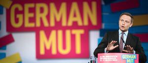 Der wiedergewählte FDP-Bundesvorsitzende Christian Lindner spricht am 16.05.2015 beim Bundesparteitag der Freien Demokraten (FDP) in Berlin. 
