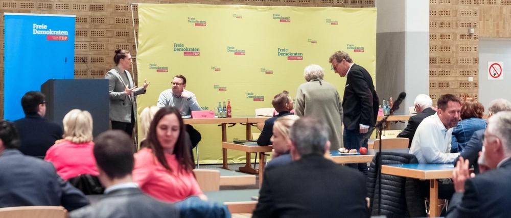 Der Landeshauptausschuss der schleswig-holsteinischen FDP tagt, um die gescheiterten Sondierungsgespräche nach der Landtagswahl zu analysieren.