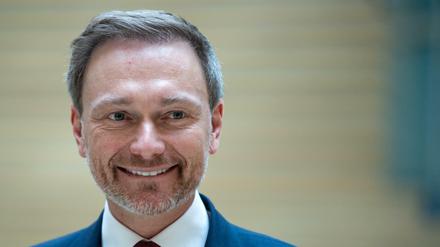 Christian Lindner, Partei- und Fraktionsvorsitzender der FDP hat gut lächeln. Seine Partei ist mit der SPD gleichgezogen.