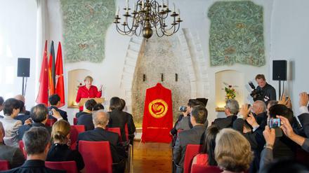 Bundeskanzlerin Angela Merkel (CDU, l) sprach 2016 auf der Eröffnungsveranstaltung des Konfuzius-Instituts Stralsund.