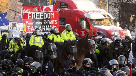 Die Polizei in Ottawa räumt die Trucker-Proteste gegen die Corona-Maßnahmen.
