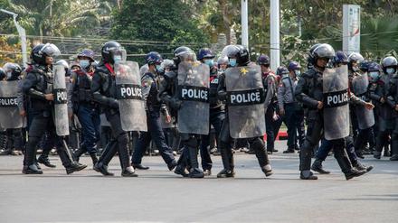 Polizisten gehen in Myanmar gegen Demonstranten vor.