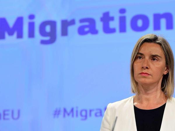 Ein Dreischritt soll die Lösung bringen. Kurzfristig will die EU-Außenbeauftragte Federica Mogherini vor allem erreichen, dass mehr Flüchtlinge aus dem Mittelmeer gerettet werden. Diese sollen dann gerechter in der EU verteilt werden. Schlepper sollen bekämpft, aber auch legale Zuwanderungsmöglichkeiten sollen geschaffen werden. 