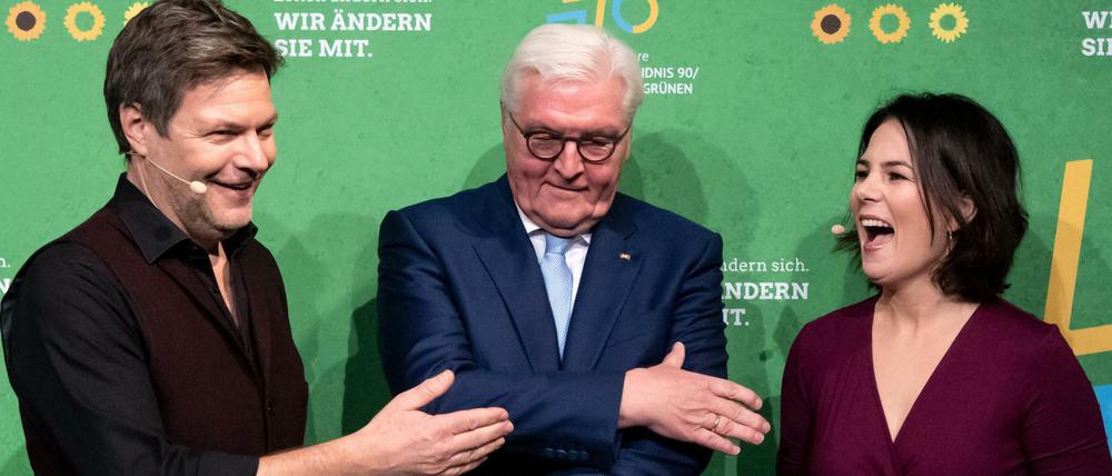 Sind sie sich einig? Die Grünen könnten Frank-Walter Steinmeier (m.) zu einer zweiten Amtszeit verhelfen.