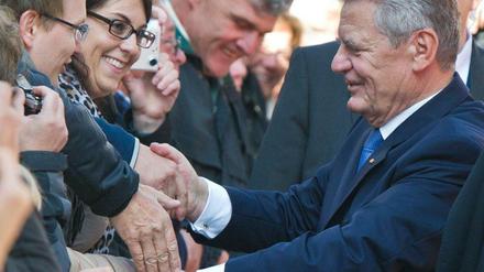 Bundespräsident Joachim Gauck schüttelte in Stuttgart viele Hände.