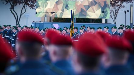 Rekrutinnen und Rekruten stehen auf dem Paradeplatz des Bundesministeriums der Verteidigung (Symbolbild).
