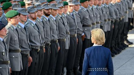 Bundesverteidigungsministerin Ursula von der Leyen (CDU) bei einem feierlichen Gelöbnis von Soldatinnen und Soldaten der Bundeswehr auf dem Paradeplatz des Bundesministeriums der Verteidigung