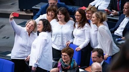 Selfie in der Feierstunde des Bundestags 2019 zu 100 Jahren Frauenwahlrecht. Doch bei der Nominierung von Kandidatinnen hapert es noch gewaltig. 