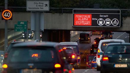 Die negativen Folgen des Verkehrs liegen auf der Hand, sagt Greenpeace-Chefin Jennifer Morgan. Das Foto zeigt Feinstaubalarm in Stuttgart am 27. Oktober 2016. 