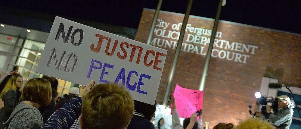 Vor der Polizeizentrale von Ferguson protestierten am Mittwochabend erneut etwa 150 Menschen.