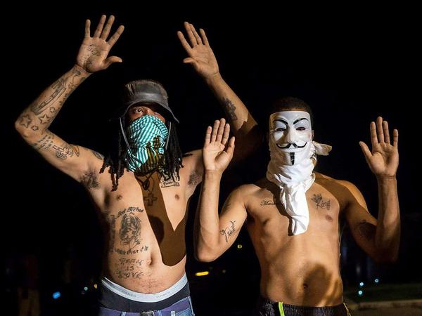 Demonstranten in Ferguson, Missouri, mit erhobenen Händen.