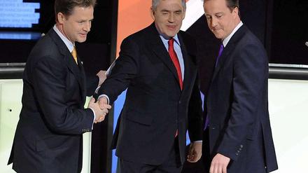 Gespielte Freundlichkeit. Bei der zweiten TV-Debatte in Großbritannien gerieten die Parteichefs Clegg (l.), Brown und Cameron (r.) desöfteren aneinander.