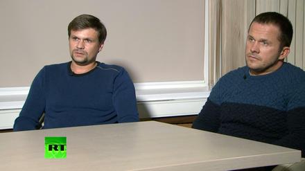 Das Videostandbild vom kremlnahen russischen Fernsehsender RT zeigt Ruslan Boschirow (l) und Alexander Petrow während eines Interviews mit der Chefredakteurin Senders.