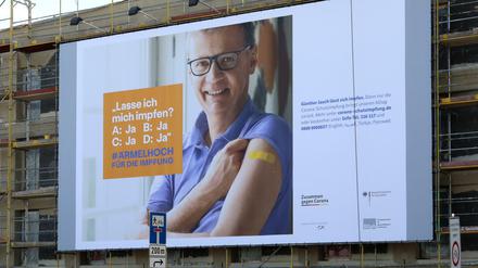 Fernsehmoderator Günther Jauch wirbt für Corona-Schutzimpfung. Plakat an einem Gebäude am Leipziger Dreieck in Potsdam.