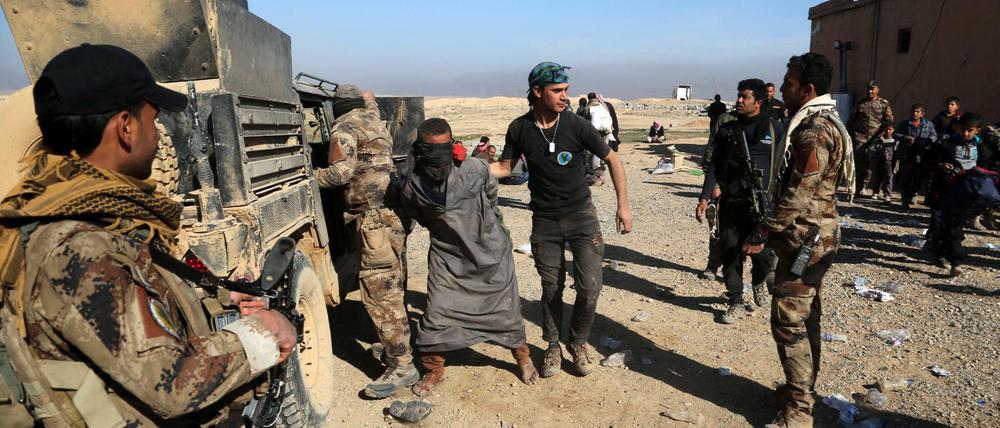 Soldaten einer irakischen Spezialeinheit verhaften in Mossul einen IS-Kämpfer. 