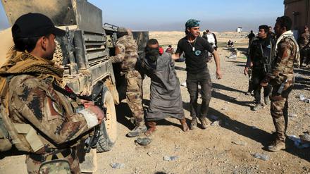 Soldaten einer irakischen Spezialeinheit verhaften einen IS-Kämpfer in Mossul. 