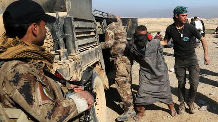 Soldaten einer irakischen Spezialeinheit verhaften einen IS-Kämpfer. 