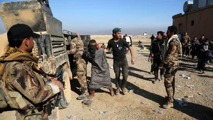 Festnahme - und dann? Soldaten einer irakischen Spezialeinheit verhaften in Mossul einen IS-Kämpfer.
