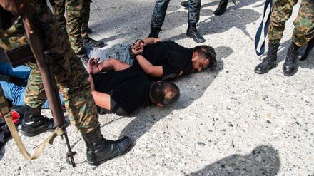 Verdächtige in der Ermordung von Haitis Präsident Jovenel Moise liegen auf dem Boden, nachdem sie festgenommen wurden.
