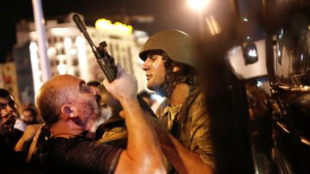 Istanbul 2016: Türkische Polizisten nehmen nach dem Putschversuch in der Türkei türkische Soldaten auf dem Taksim-Platz fest. 