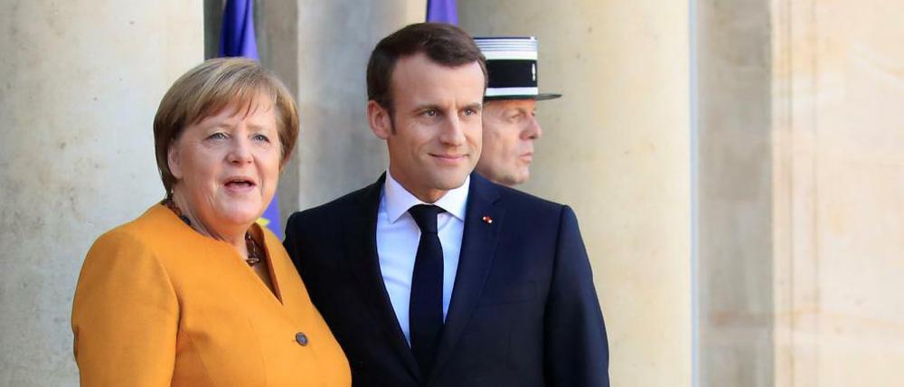 Der französische Präsident Emmanuel Macron begrüßt die deutsche Kanzlerin Angela Merkel in Paris.