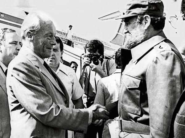 Auch diese linken Beziehungen gab es: Der SPD-Vorsitzende Willy Brandt im Oktober 1984 bei Fidel Castro in Havanna.