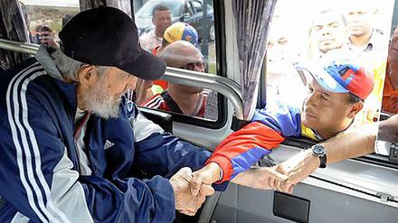 Fidel Castro schüttelte aus einem Minibus heraus mehreren Venezolanern die Hand.
