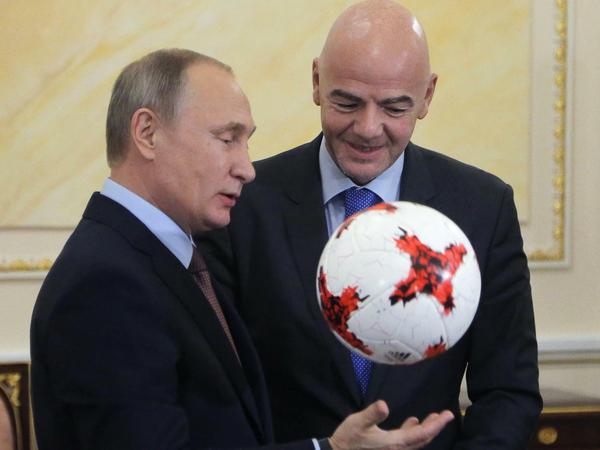 Der russische Präsident Wladimir Putin als Gastgeber des FIFA Confederation Cup mit FIFA-Präsident Gianni Infantino 