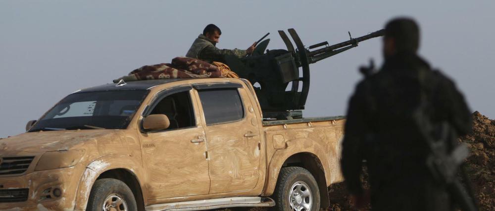 Die Kämpfe in Syrien gehen unvermindert weiter. Hier sind Milizen der Demokratischen Streitkräfte für Syrien zu sehen, die in Ghazila gegen den IS kämpfen.