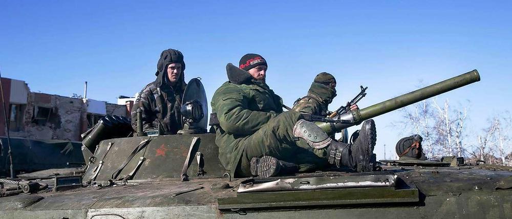Pro-russische Kämpfer auf einem Panzer in Nikishine, einem Dorf in der Nähe der umkämpften Stadt Debaltsewe.