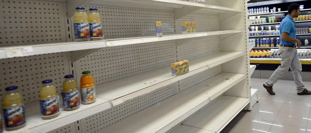 Ein leeres Supermarktregal in Caracas zeugt von den wirtschaftlichen Schwierigkeiten in Venezuela. 