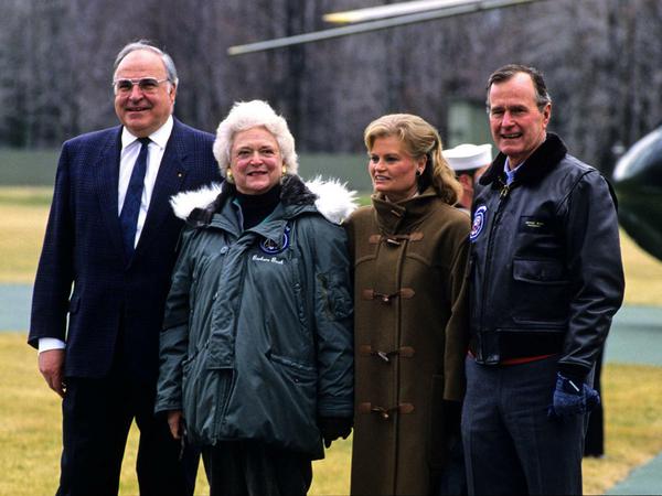 Geschichte wird gemacht: Helmut Kohl und seine Frau Hannelore (2.v.r.) werden von US-Präsident Bush und dessen Frau Barbara 1990 in Camp David empfangen.