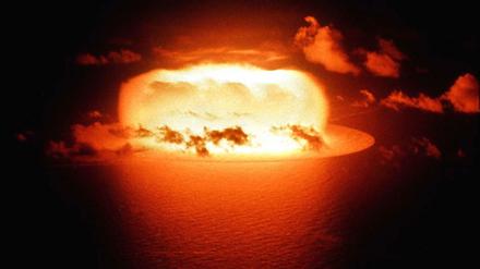 Wenn die Bombe hochgeht. Das Bild zeigt eine Testexplosion auf dem Eniwetak Atoll, Marshall-Inseln, am 30. Mai 1956. 