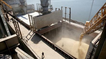 Getreide wird im Hafen von Odessa auf ein Schiff verladen (Archivbild).