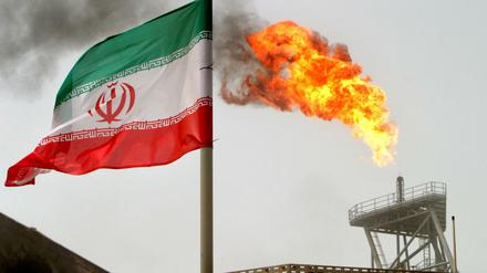 Eine Gasfackel auf einer Borplattform im Persischen Golf. Irans Wirtschaft ist auf Einnahmen aus Ölgeschäften dringend angewiesen. 