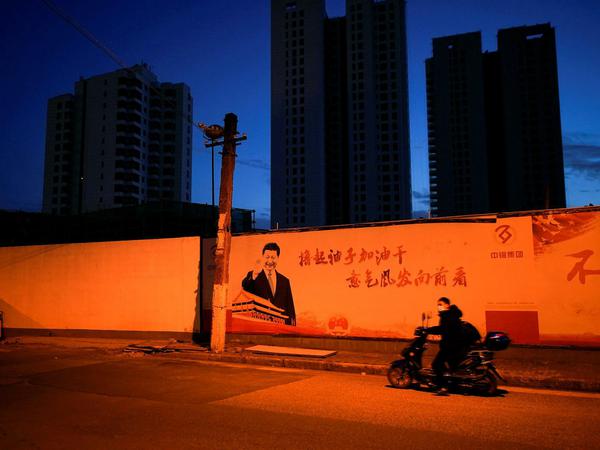 Straßenszene mit einem Graffiti, das China Staatschef Xi Jinping zeigt, während der Corona-Pandemie in Shanhgai