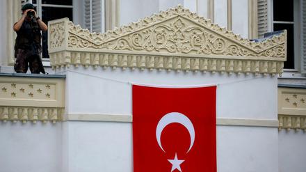 Mit einem Fernglas beobachtet ein Sicherheitsbeamter einen Platz in Istanbul.