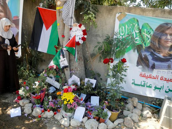 An der Stelle, an der Shirin Abu Akleh ermordet wurde, wird an sie erinnert. 