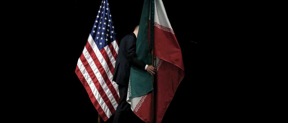 Die Flaggen der USA und des Iran 