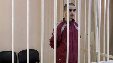 Saadun (r.) während des Gerichtsprozesses in Donezk in einer Zelle mit den Briten Aslin und Pinner.