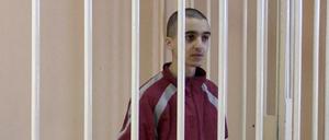 Saadun (r.) während des Gerichtsprozesses in Donezk in einer Zelle mit den Briten Aslin und Pinner.