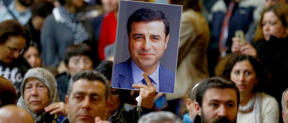 Ein Unterstützer hält bei einer Versammlung in Ankara ein Porträt von Demirtas in die Höhe. (Archiv)