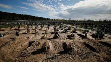 So viele Gräber: Allein in Butscha soll es nach UN-Angaben mehrere Massenhinrichtungen gegeben haben. 