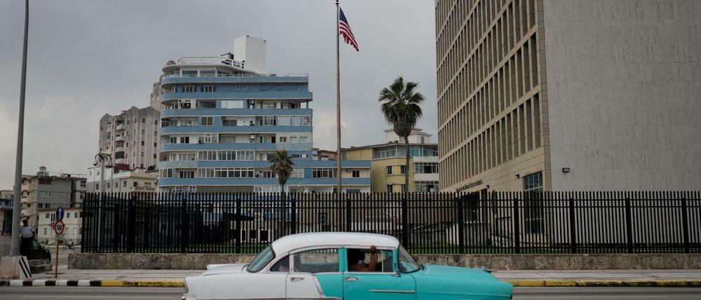 Ein Oldtimer fährt an der US-Botschaft in Havanna vorbei (Archivbild).