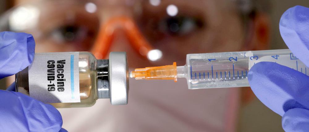 Mit einem Piks ist alles weg? Die Hoffnung auf ein Pandemie-Ende hängen am Impfstoff. 