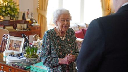 Queen Elizabeth spricht während einer Audienz im Windsor Castle.