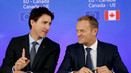 Kanadas Premier Justin Trudeau und Donald Tusk, Präsident des Europäischen Rats bei der Unterzeichnung des CETA-Abkommens.